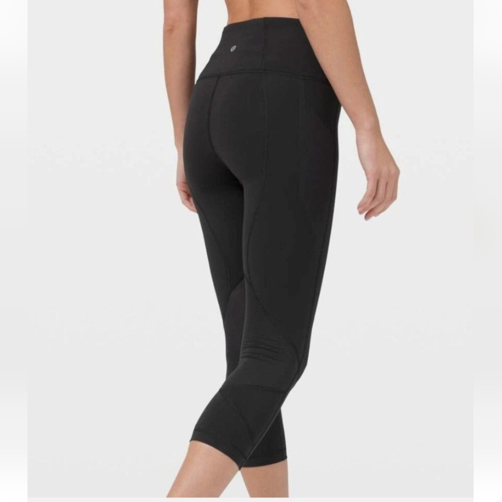 Lululemon Black High-Rise Cropped Leggings Size 4. LW6BAVS.